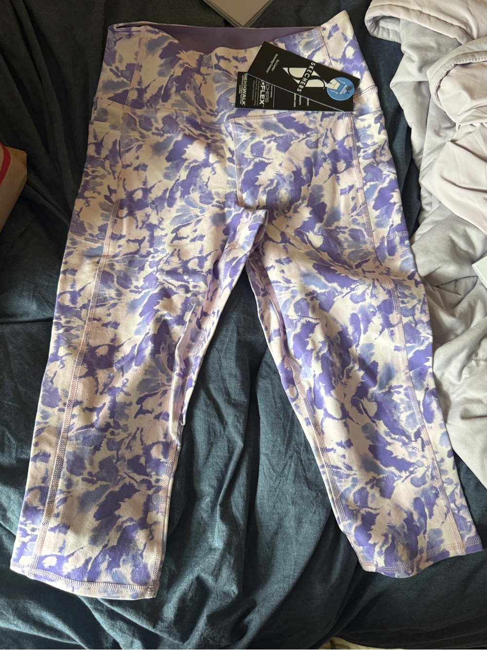 Brand new Skechers Lavender and White Floral Capri Leggings size medium